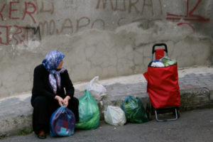 Sitzende Frau auf einer Straße in der Türkei